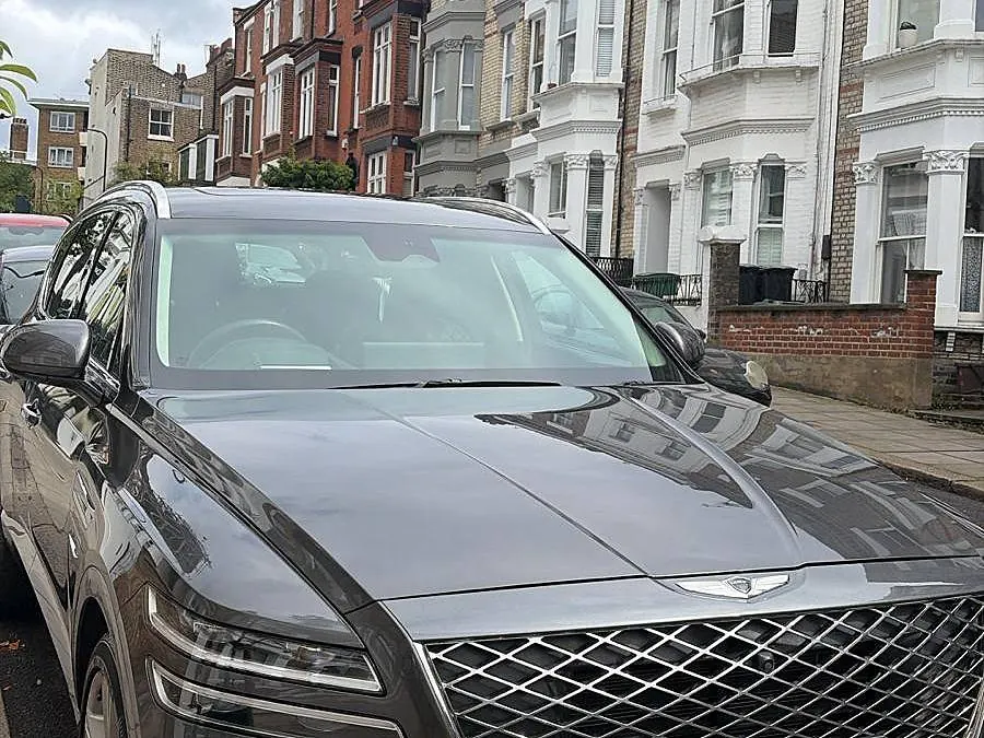 Bonnet and grille of a dark Genesis reflecting the sky after a Mini Valet PLUS
